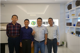 漆強(qiáng)化工張文與順德涂料商會(huì)一行人合影.jpg 漆強(qiáng)化工張文與順德涂料商會(huì)一行人合影.jpg