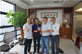 順德涂料商會(huì)會(huì)長(zhǎng)為漆強(qiáng)化工送上金羊.jpg 順德涂料商會(huì)會(huì)長(zhǎng)為漆強(qiáng)化工送上金羊.jpg