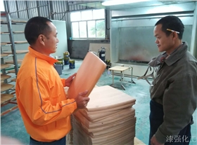 漆強化工為家具廠講解做底的注意事項.jpg 漆強化工為家具廠講解做底的注意事項.jpg