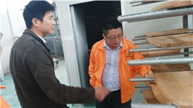 漆強總經(jīng)理張文了解家具廠情況.jpg 漆強總經(jīng)理張文了解家具廠情況.jpg
