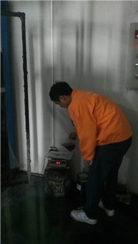 漆強漆售后正在調(diào)油.jpg 漆強漆售后正在調(diào)油.jpg