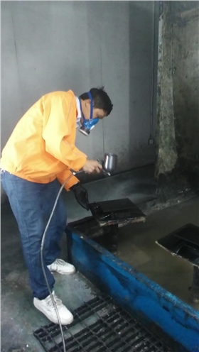 漆強漆售后正在噴板2.jpg 漆強漆售后正在噴板2.jpg