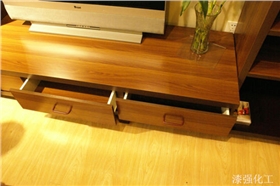 漆強木器漆廠家教您如何補救與保養(yǎng)美式家具漆面開裂.jpg 漆強木器漆廠家教您如何補救與保養(yǎng)美式家具漆面開裂.jpg