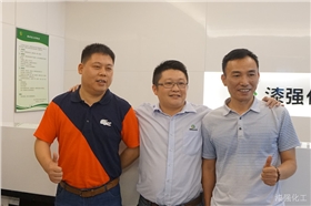 漆強(qiáng)總經(jīng)理張文與富麗圖束總合影（水?。?jpg