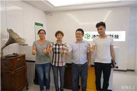 漆強(qiáng)化工總經(jīng)理張文和睿牛制衣廠的朋友（水?。?jpg