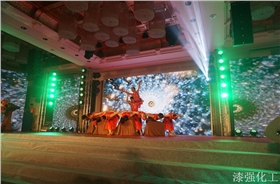 廣東省門業(yè)協(xié)會年會晚會表演現(xiàn)場_漆強(qiáng)化工.jpg 廣東省門業(yè)協(xié)會年會晚會表演現(xiàn)場_漆強(qiáng)化工.jpg