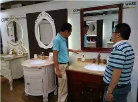 漆強化工張總參觀了高斯衛(wèi)浴產品.jpg 漆強化工張總參觀了高斯衛(wèi)浴產品.jpg