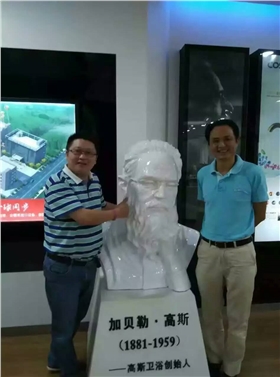 漆強化工張總(左)與高斯衛(wèi)浴胡總(右)合影.jpg 漆強化工張總(左)與高斯衛(wèi)浴胡總(右)合影.jpg