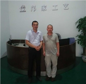 漆強(qiáng)化工業(yè)務(wù)杜經(jīng)理(左)與鄺家工藝鄺總(右)合影.jpg 漆強(qiáng)化工業(yè)務(wù)杜經(jīng)理(左)與鄺家工藝鄺總(右)合影.jpg