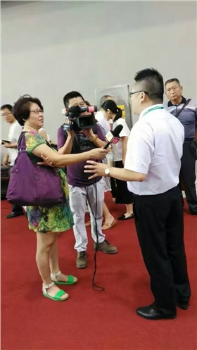 廣東電視臺正在采訪漆強化工總經(jīng)理張總.jpg 廣東電視臺正在采訪漆強化工總經(jīng)理張總.jpg