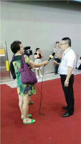 廣東電視臺正在采訪漆強化工總經(jīng)理張總2.jpg 廣東電視臺正在采訪漆強化工總經(jīng)理張總2.jpg