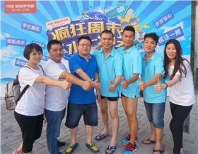 漆強(qiáng)化工總經(jīng)理為參加水上沖關(guān)的隊(duì)員加油2.jpg 漆強(qiáng)化工總經(jīng)理為參加水上沖關(guān)的隊(duì)員加油2.jpg