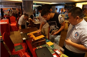 漆強化工為參展客戶講解產品.jpg 漆強化工為參展客戶講解產品.jpg