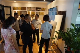 家居產(chǎn)業(yè)鏈執(zhí)行會(huì)長李江先生一行人蒞臨漆強(qiáng)化工參觀指導(dǎo).jpg