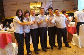 漆強(qiáng)化工網(wǎng)絡(luò)團(tuán)隊(duì)與CCTV-2 央視財(cái)經(jīng)評(píng)論員、單仁資訊集團(tuán)董事長(zhǎng)單仁合影(右三).jpg