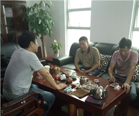 漆強化工業(yè)務蘇經(jīng)理(左)與江西南康客戶(右).jpg 漆強化工業(yè)務蘇經(jīng)理(左)與江西南康客戶(右).jpg