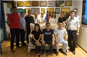 漆強(qiáng)化工張總和創(chuàng)品牌黃埔一期的同學(xué)合影.jpg 漆強(qiáng)化工張總和創(chuàng)品牌黃埔一期的同學(xué)合影.jpg