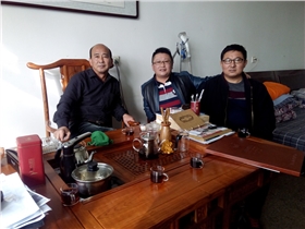 漆強(qiáng)化工總經(jīng)理張文(中)與河北正定漆豐總代理房志堅(jiān)(右).jpg 漆強(qiáng)化工總經(jīng)理張文(中)與河北正定漆豐總代理房志堅(jiān)(右).jpg