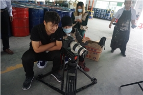 央視攝像組第一站來到了漆強化工生產(chǎn)基地進行拍攝.jpg 央視攝像組第一站來到了漆強化工生產(chǎn)基地進行拍攝.jpg