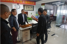 漆強(qiáng)化工總經(jīng)理張文先生為客戶講解漆強(qiáng)水性漆產(chǎn)品.jpg 漆強(qiáng)化工總經(jīng)理張文先生為客戶講解漆強(qiáng)水性漆產(chǎn)品.jpg