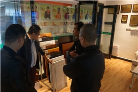 張總介紹漆強(qiáng)PU家具漆和PE鋼琴漆的產(chǎn)品.jpg 張總介紹漆強(qiáng)PU家具漆和PE鋼琴漆的產(chǎn)品.jpg