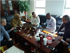 mohamud一行人來到了漆強化工生產(chǎn)基地參觀指導(dǎo).jpg mohamud一行人來到了漆強化工生產(chǎn)基地參觀指導(dǎo).jpg