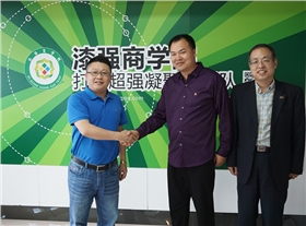 漆強(qiáng)化工總經(jīng)理張文(左)朝鮮鄭社長(zhǎng)(中)和遼寧沈陽朝順貿(mào)易梁董(右).png 漆強(qiáng)化工總經(jīng)理張文(左)朝鮮鄭社長(zhǎng)(中)和遼寧沈陽朝順貿(mào)易梁董(右).png