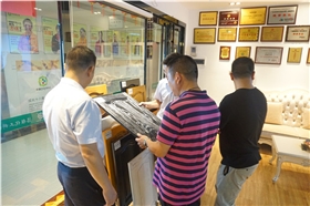 漳州樂器商會(huì)參觀漆強(qiáng)樂器漆樣板