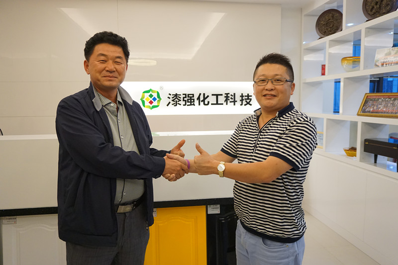 漆強(qiáng)化工總經(jīng)理張文(右一).jpg 漆強(qiáng)化工總經(jīng)理張文(右一).jpg