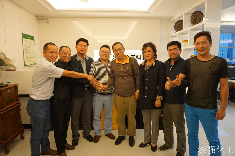 漆強(qiáng)化工員和朝鮮客戶合影.jpg 漆強(qiáng)化工員和朝鮮客戶合影.jpg