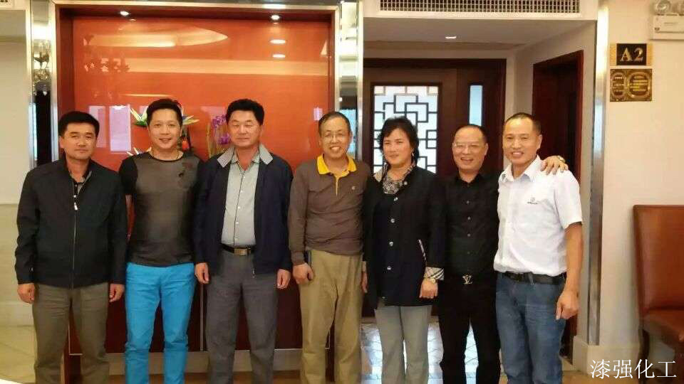 漆強(qiáng)化工員和朝鮮客戶合影2.jpg 漆強(qiáng)化工員和朝鮮客戶合影2.jpg
