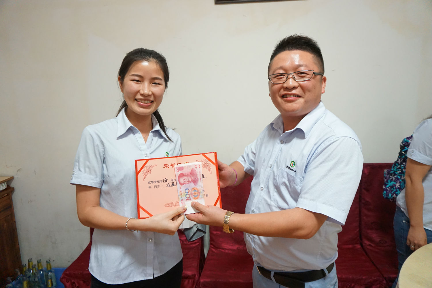 漆強(qiáng)化工十月辦公室優(yōu)秀員工.jpg 漆強(qiáng)化工十月辦公室優(yōu)秀員工.jpg