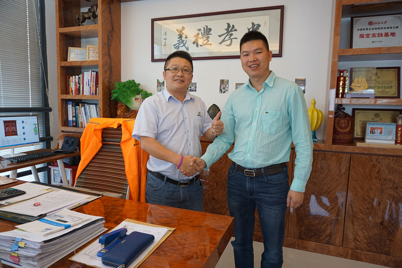 漆強化工張文(左)熱烈歡迎廣東門業(yè)市場總監(jiān)饒德亮(右).jpg 漆強化工張文(左)熱烈歡迎廣東門業(yè)市場總監(jiān)饒德亮(右).jpg