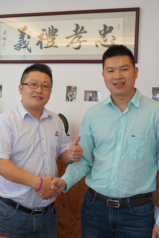 漆強漆總經(jīng)理張文與騰訊網(wǎng)·亞太家居負責人饒德亮.jpg 漆強漆總經(jīng)理張文與騰訊網(wǎng)·亞太家居負責人饒德亮.jpg