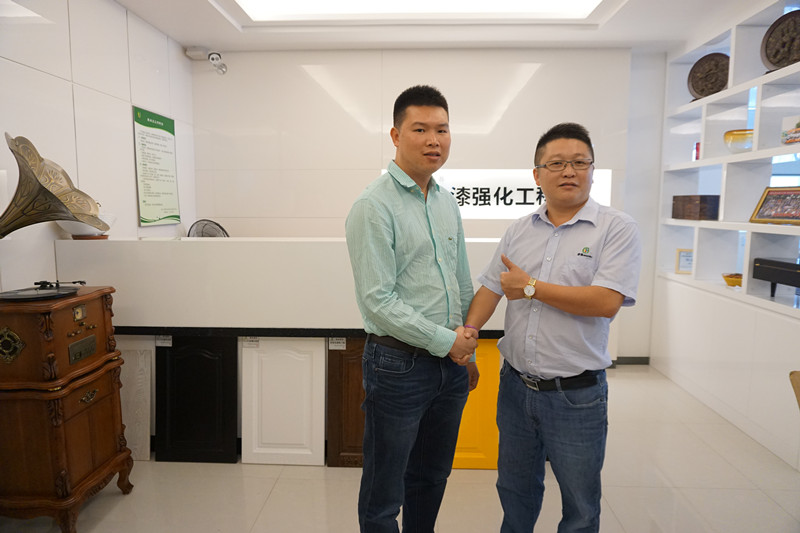 廣東省門業(yè)協(xié)會副秘書長(左)與漆強漆張文總經(jīng)理(右).jpg 廣東省門業(yè)協(xié)會副秘書長(左)與漆強漆張文總經(jīng)理(右).jpg