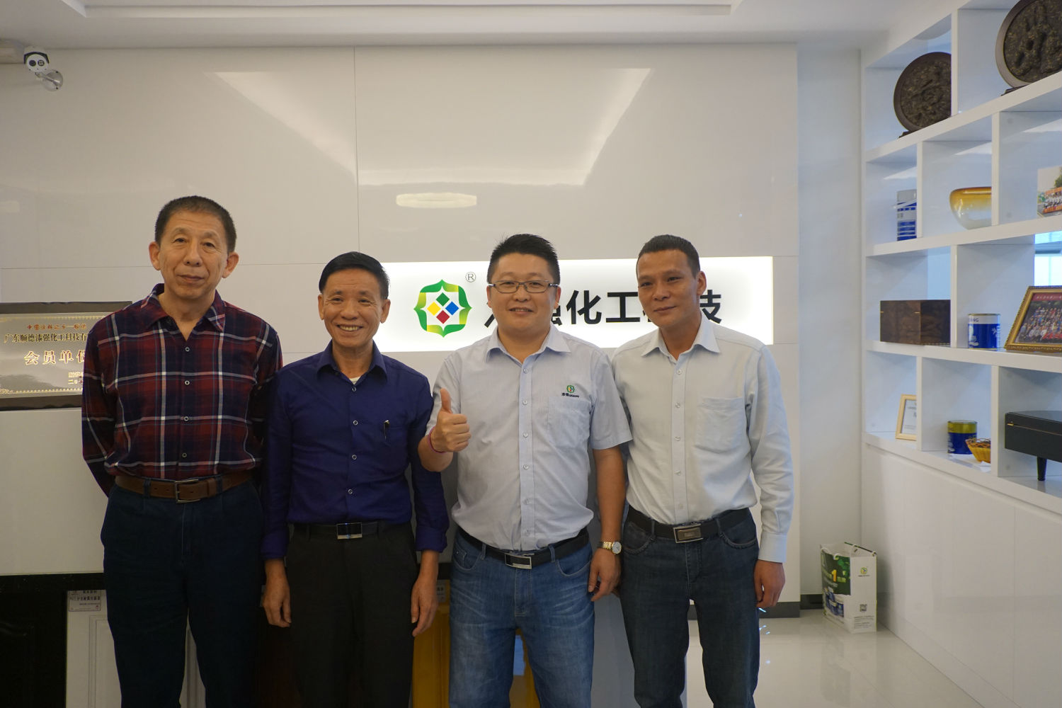 漆強(qiáng)化工張文與順德涂料商會(huì)一行人合影.jpg 漆強(qiáng)化工張文與順德涂料商會(huì)一行人合影.jpg