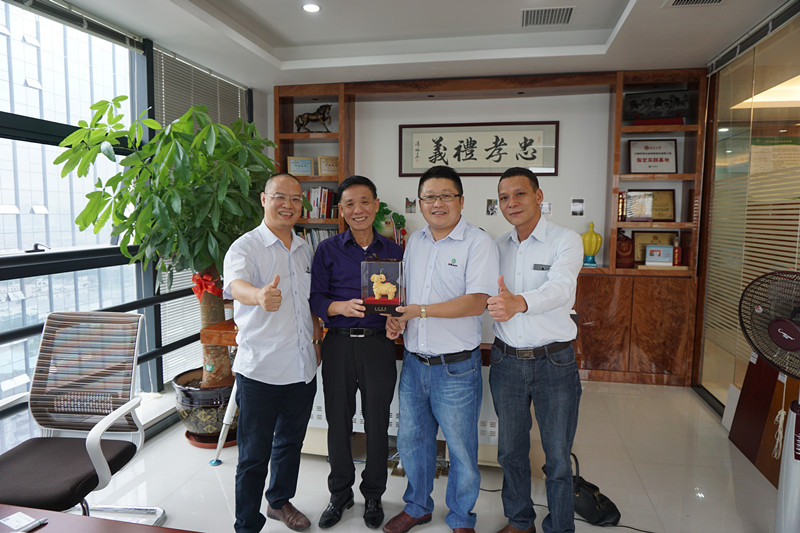 順德涂料商會(huì)會(huì)長(zhǎng)為漆強(qiáng)化工送上金羊.jpg 順德涂料商會(huì)會(huì)長(zhǎng)為漆強(qiáng)化工送上金羊.jpg