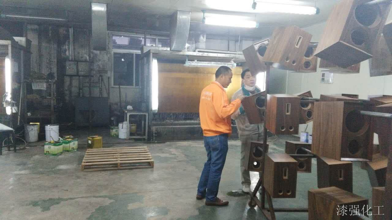 漆強漆業(yè)務經(jīng)理了解客戶用油情況.jpg 漆強漆業(yè)務經(jīng)理了解客戶用油情況.jpg