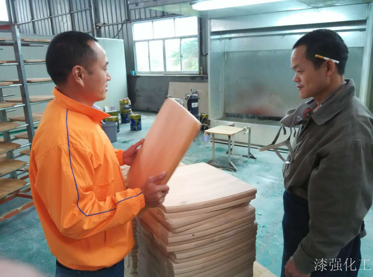 漆強化工為家具廠講解做底的注意事項.jpg 漆強化工為家具廠講解做底的注意事項.jpg