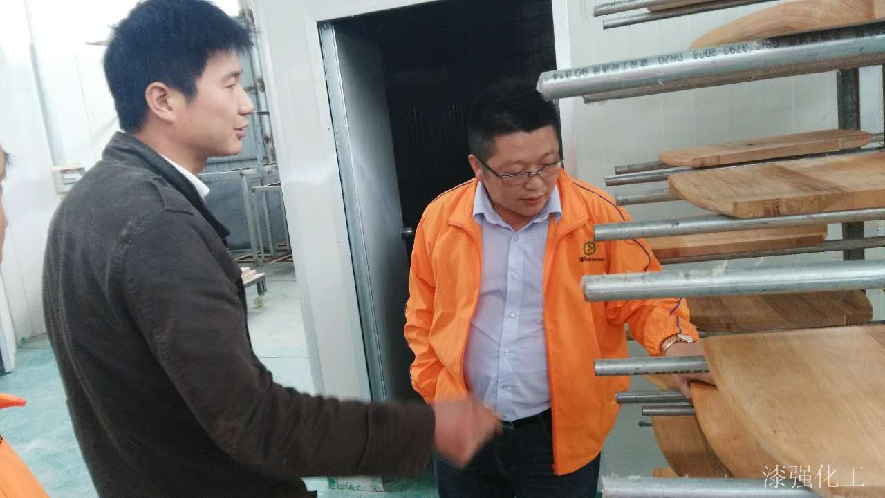 漆強總經(jīng)理張文了解家具廠情況.jpg 漆強總經(jīng)理張文了解家具廠情況.jpg