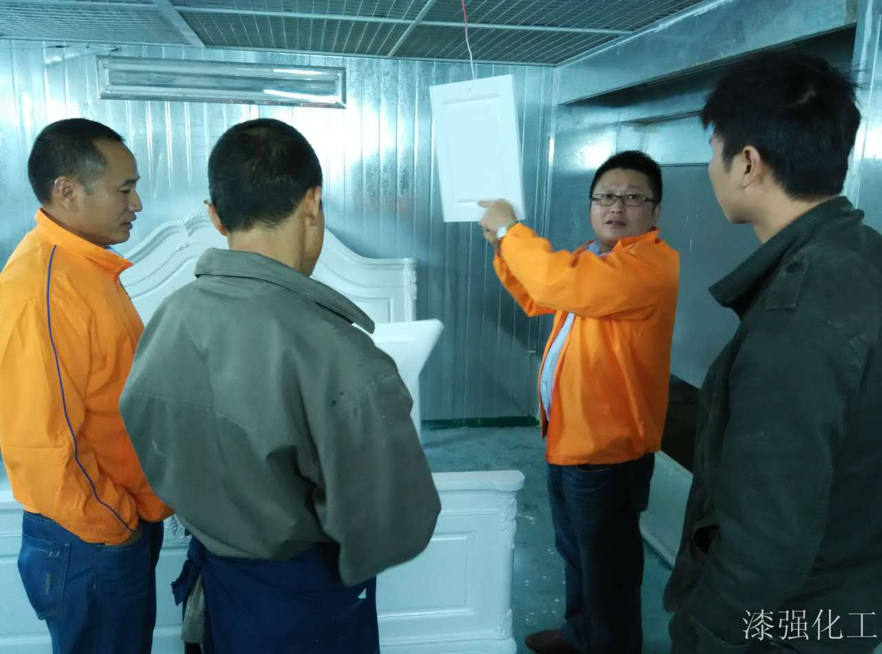 漆強漆總經(jīng)理和家具廠廠家技術(shù)交流.jpg 漆強漆總經(jīng)理和家具廠廠家技術(shù)交流.jpg