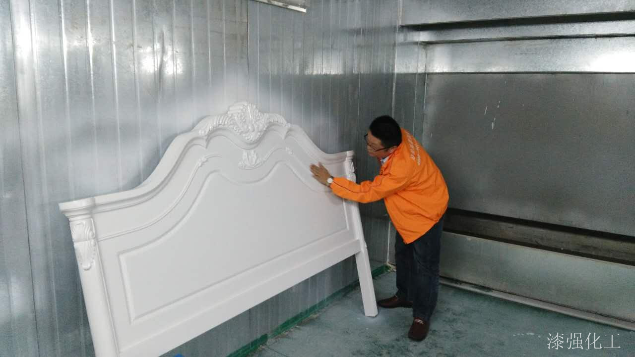 漆強漆總經(jīng)理了解家具廠產(chǎn)品情況.jpg 漆強漆總經(jīng)理了解家具廠產(chǎn)品情況.jpg