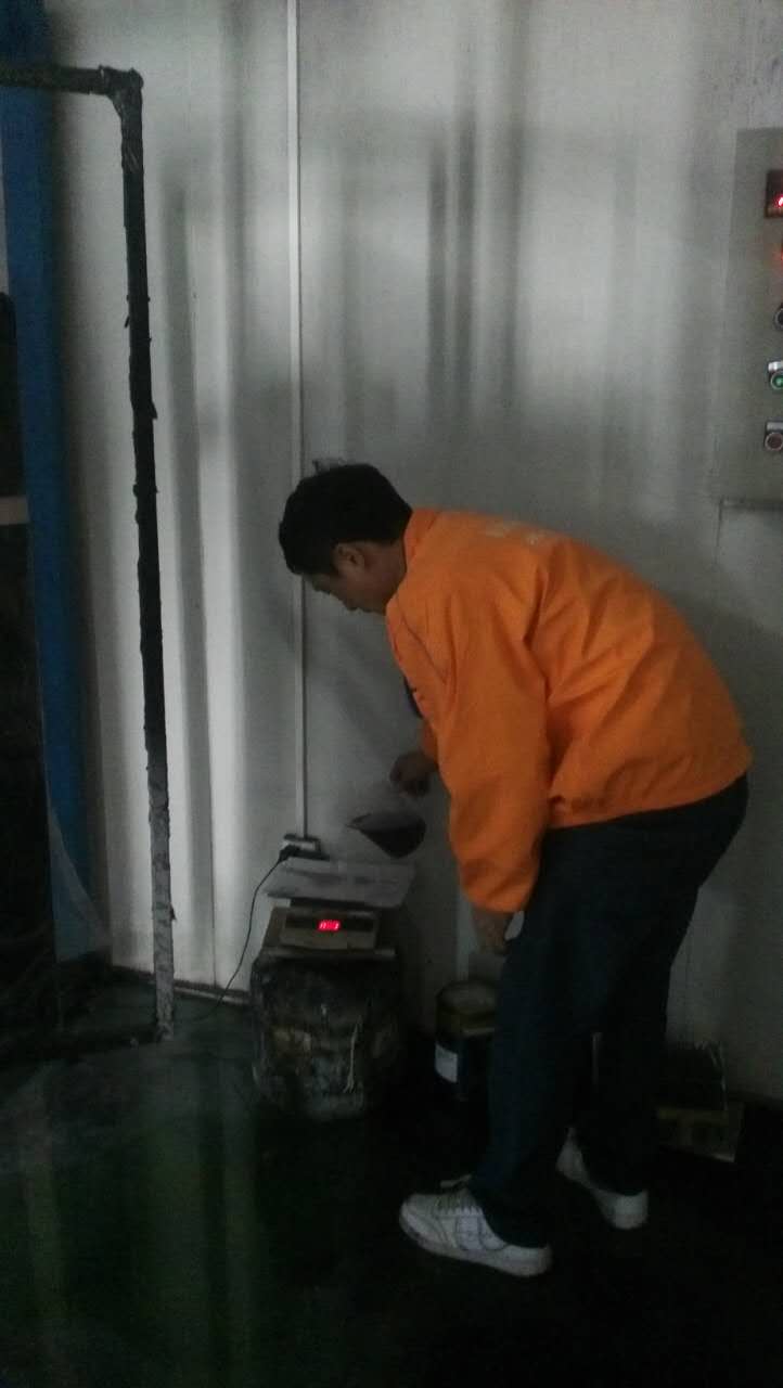 漆強漆售后正在調(diào)油.jpg 漆強漆售后正在調(diào)油.jpg