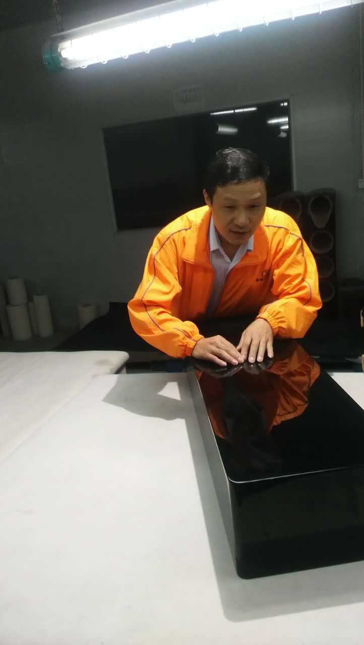 漆強漆售后正在檢驗噴板結(jié)果.jpg 漆強漆售后正在檢驗噴板結(jié)果.jpg