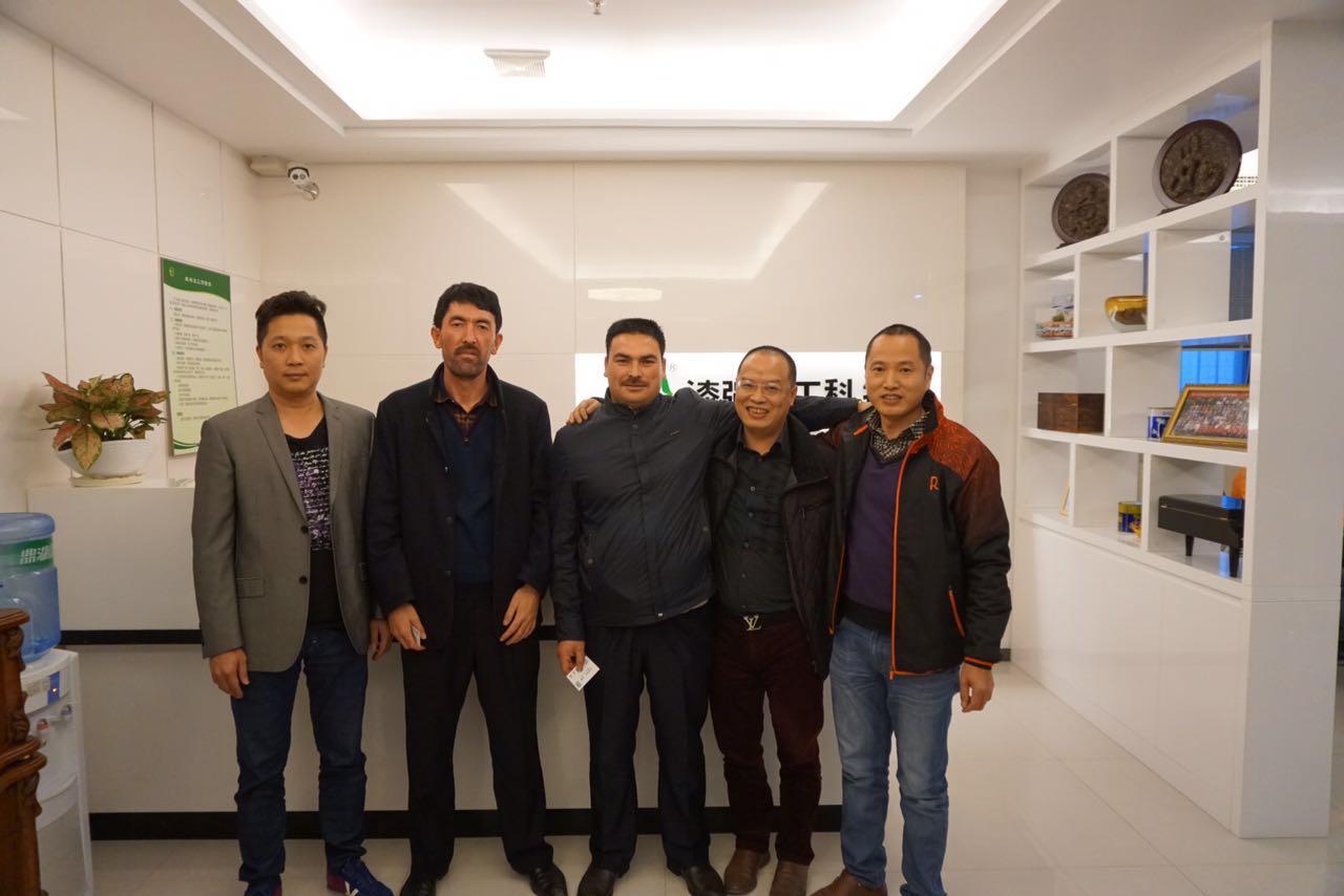 新疆客戶不遠(yuǎn)千里主動來訪漆強化工.jpg 新疆客戶不遠(yuǎn)千里主動來訪漆強化工.jpg