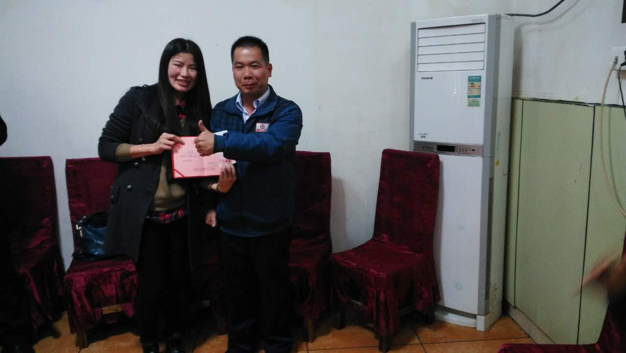 漆強(qiáng)化工12月辦公室優(yōu)秀員工二等獎(jiǎng)石展瑩(左).jpg 漆強(qiáng)化工12月辦公室優(yōu)秀員工二等獎(jiǎng)石展瑩(左).jpg