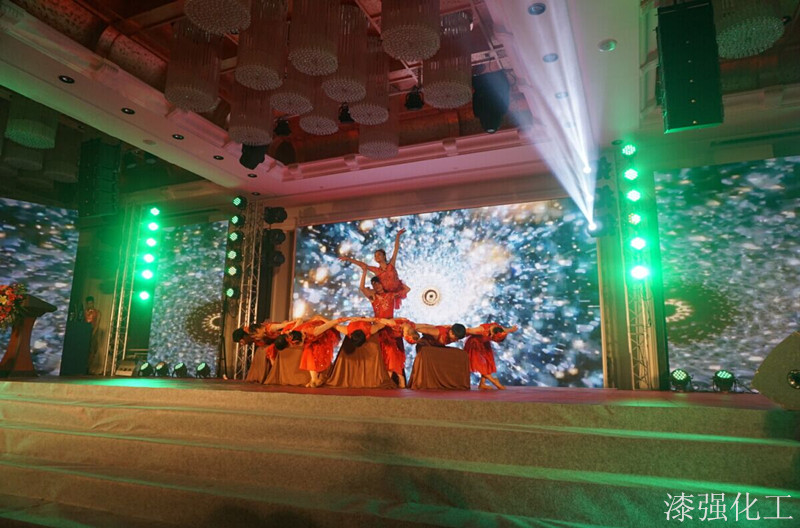 廣東省門業(yè)協(xié)會年會晚會表演現(xiàn)場_漆強化工.jpg 廣東省門業(yè)協(xié)會年會晚會表演現(xiàn)場_漆強化工.jpg