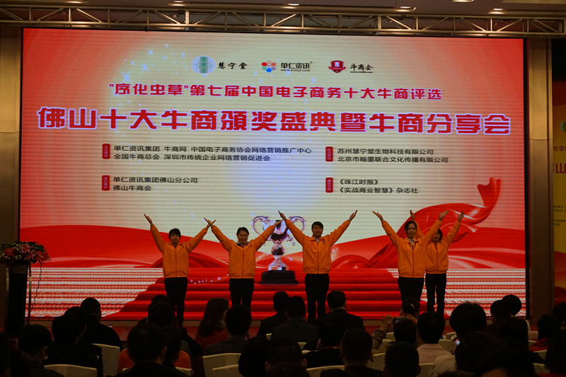 漆強化工員工帶來的舞蹈.jpg 漆強化工員工帶來的舞蹈.jpg