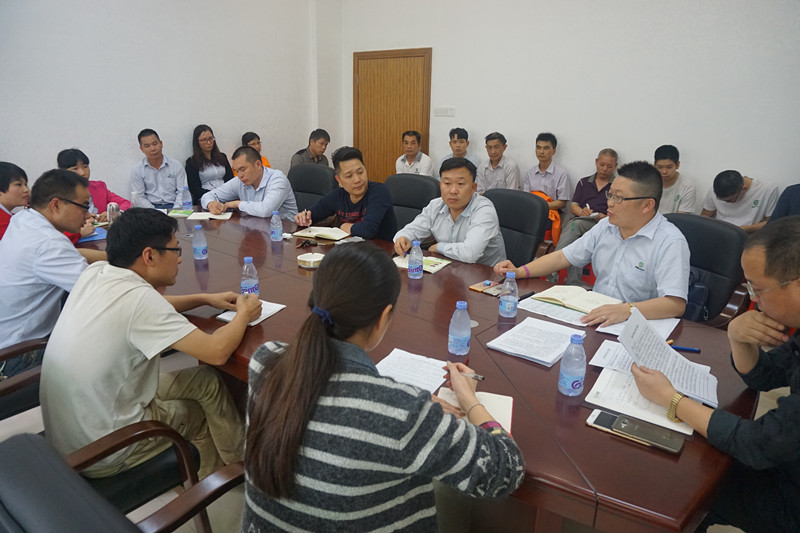 漆強(qiáng)員工在新廠會議廳召開月總結(jié).jpg 漆強(qiáng)員工在新廠會議廳召開月總結(jié).jpg