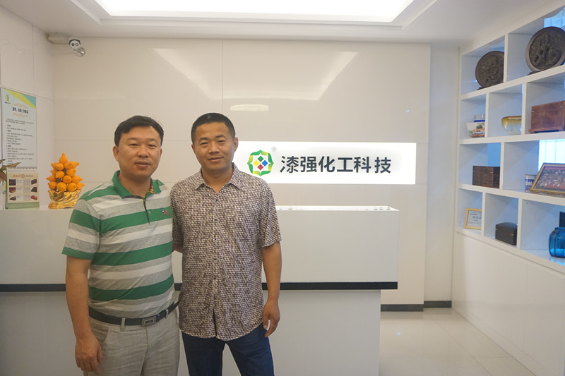 漆強(qiáng)化工外省銷售總監(jiān)覃總和山東德州任總.jpg 漆強(qiáng)化工外省銷售總監(jiān)覃總和山東德州任總.jpg